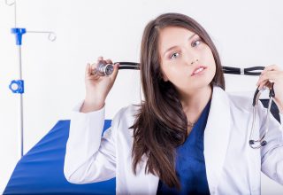Lekarz dermatolog ze Świecia trzymający w ręku stetoskop - symbol lekarski