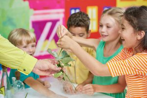 Włączanie dzieci z doświadczeniem traumy – podejście oparte na relacji i bezpieczeństwie